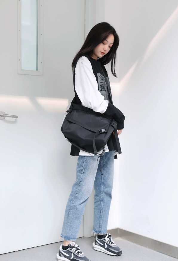 Gợi ý cách phối đồ cực chất với totebag to đeo chéo 2 Kết hợp theo phong cách phóng khoáng tự nhiên