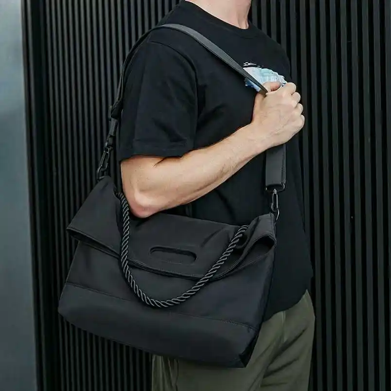 Bí quyết chọn tote bag nam phù hợp với mọi phong cách 2 Nếu bạn biết cách mix đồ, món phụ kiện thời trang này sẽ mang đến một vẻ bề ngoài đẳng cấp.