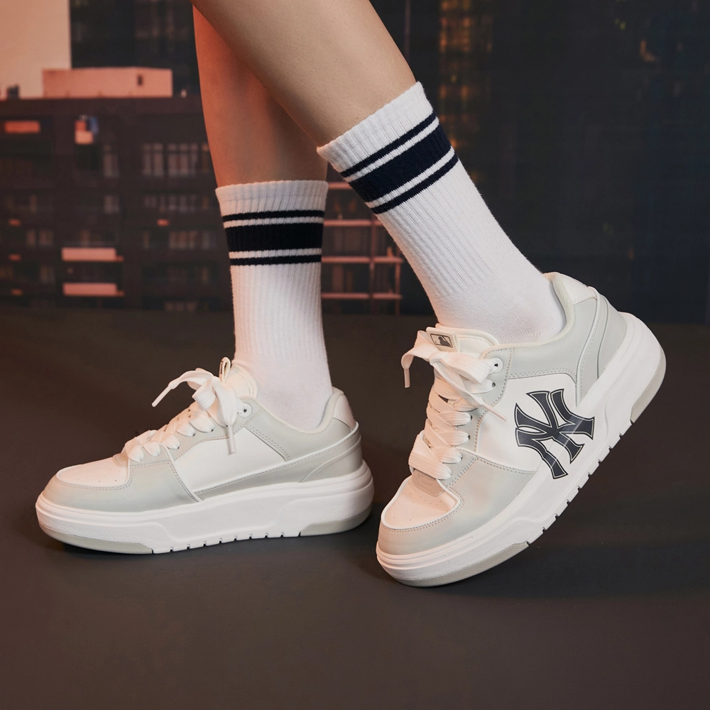 Hướng dẫn phối vớ sneaker “chất lừ” theo từng phong cách 3 Nên kết hợp tất trắng với giày thể thao