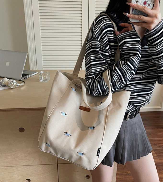 Cách bảo quản túi tote vải canvas đơn giản để luôn như mới 1 Cách bảo quản túi tote vải canvas đơn giản để luôn như mới
