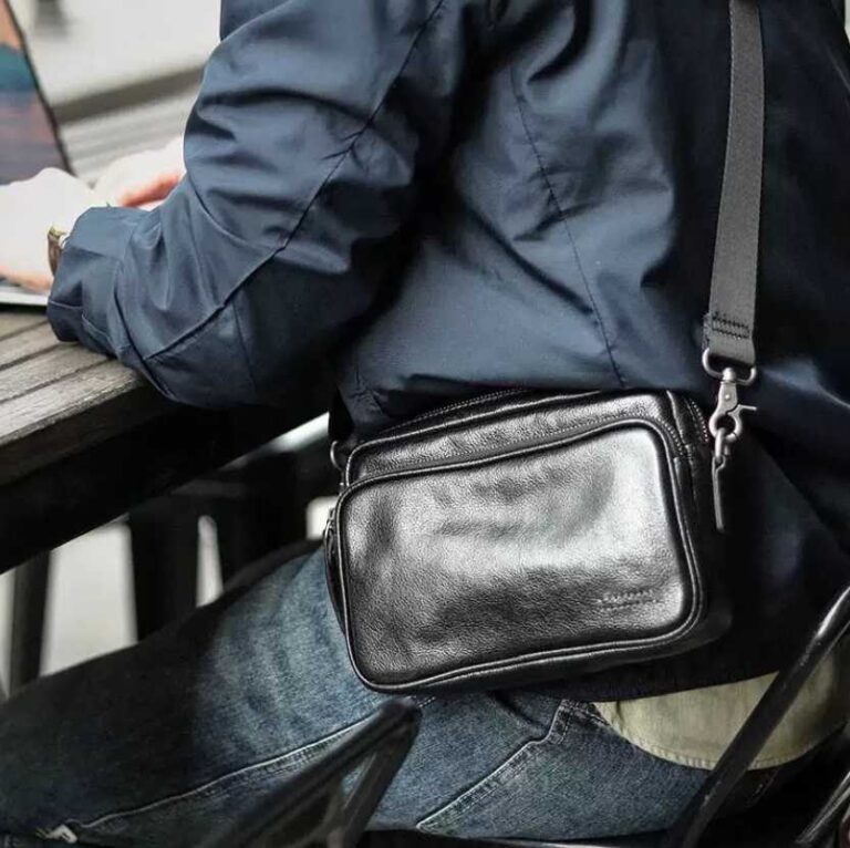 Vì sao túi da nam đeo chéo nhỏ gọn được yêu thích