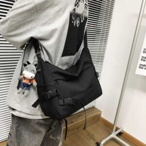 Gợi ý cách phối đồ cực chất với totebag to đeo chéo