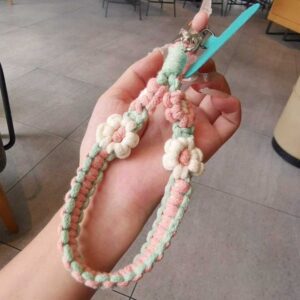 Dây móc điện thoại đan hoa 13