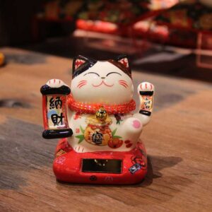 Mèo may mắn vẫy tay