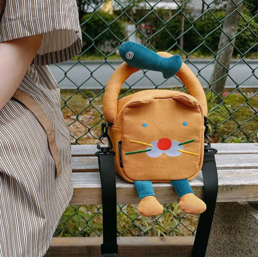 Mini mèo cầm cá