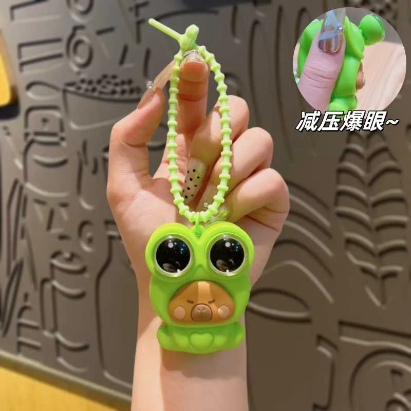 Móc khóa gấu trúc bóp 1 cái là mắt lồi haha